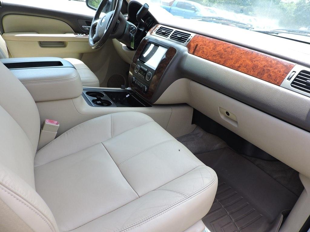 Chevrolet Suburban 4WD 4dr LT 2014