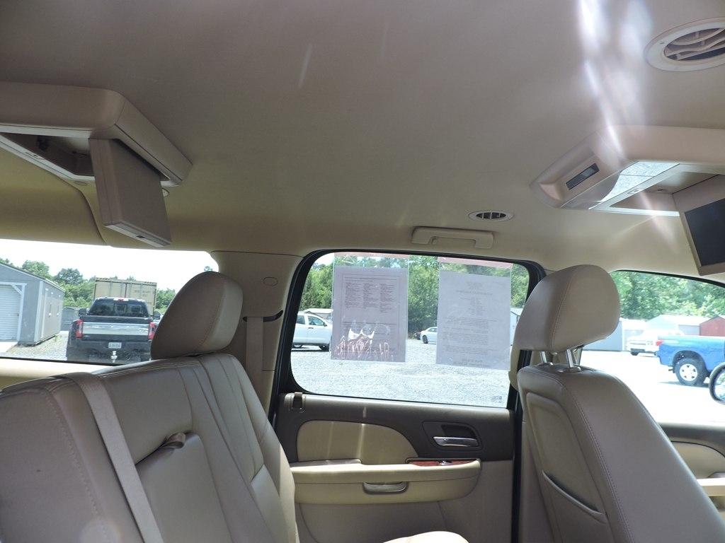 Chevrolet Suburban 4WD 4dr LT 2014