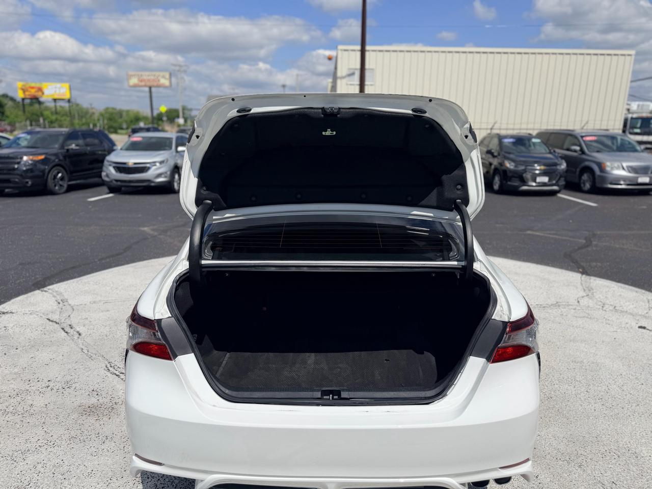 Toyota Camry SE Auto (Natl) 2021