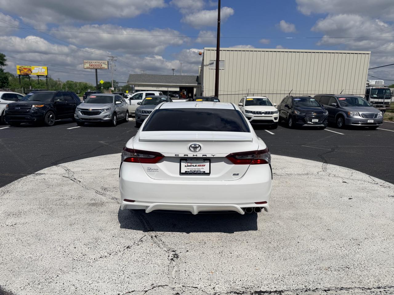 Toyota Camry SE Auto (Natl) 2021