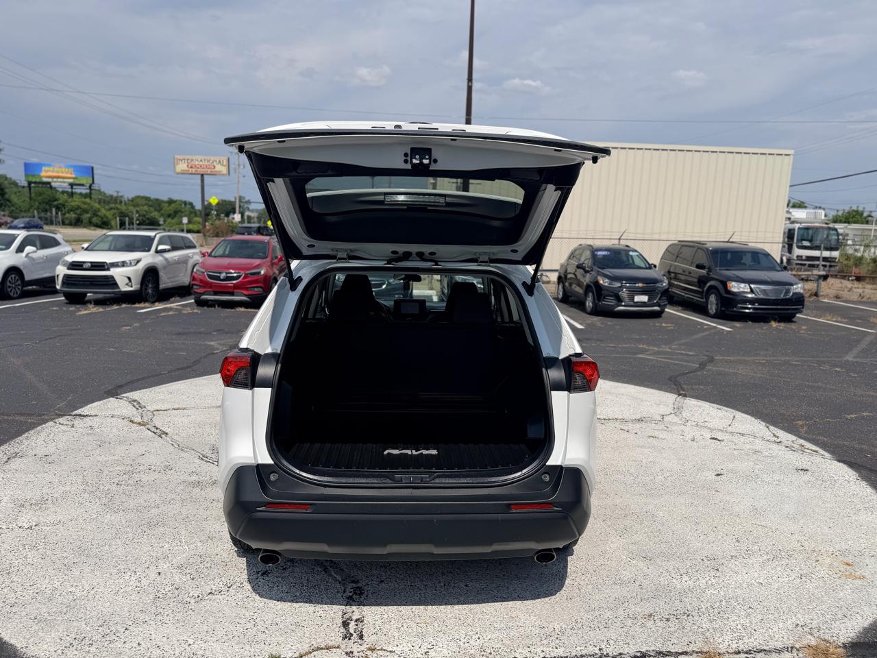 Toyota RAV4 XLE AWD (Natl) 2019