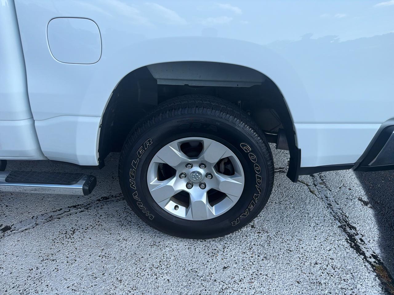 RAM 1500 Big Horn 4x4 Crew Cab 5'7" Box 2021