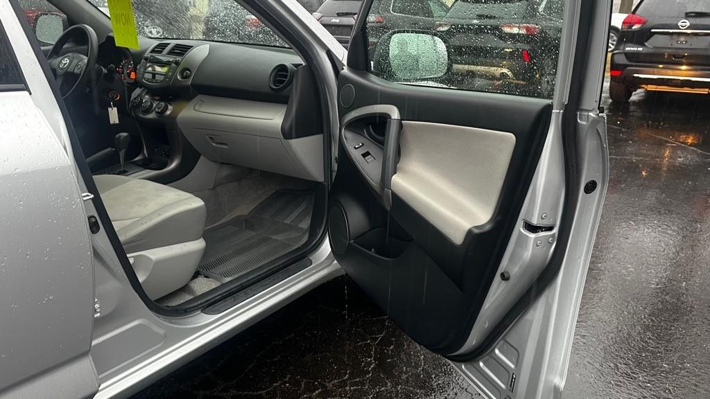 Toyota RAV4 Base I4 4WD 2009