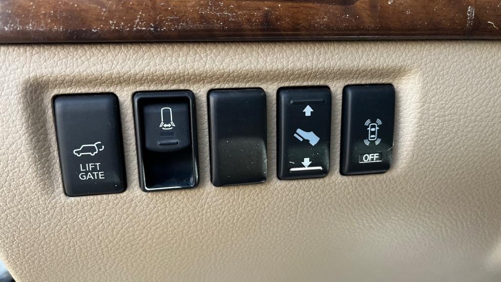 Nissan Armada Platinum 4WD 2011