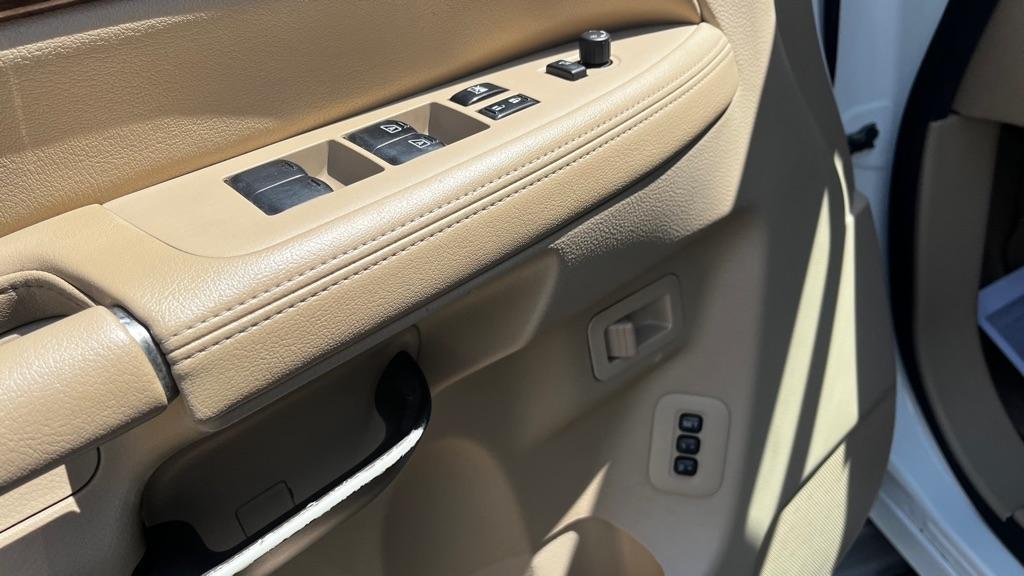 Nissan Armada Platinum 4WD 2011