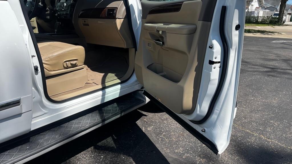 Nissan Armada Platinum 4WD 2011