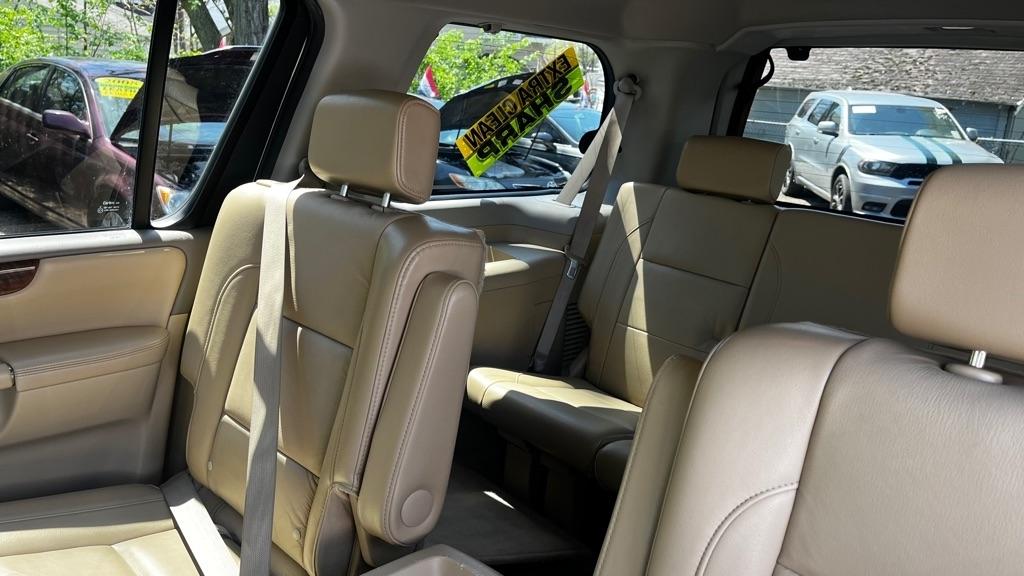 Nissan Armada Platinum 4WD 2011