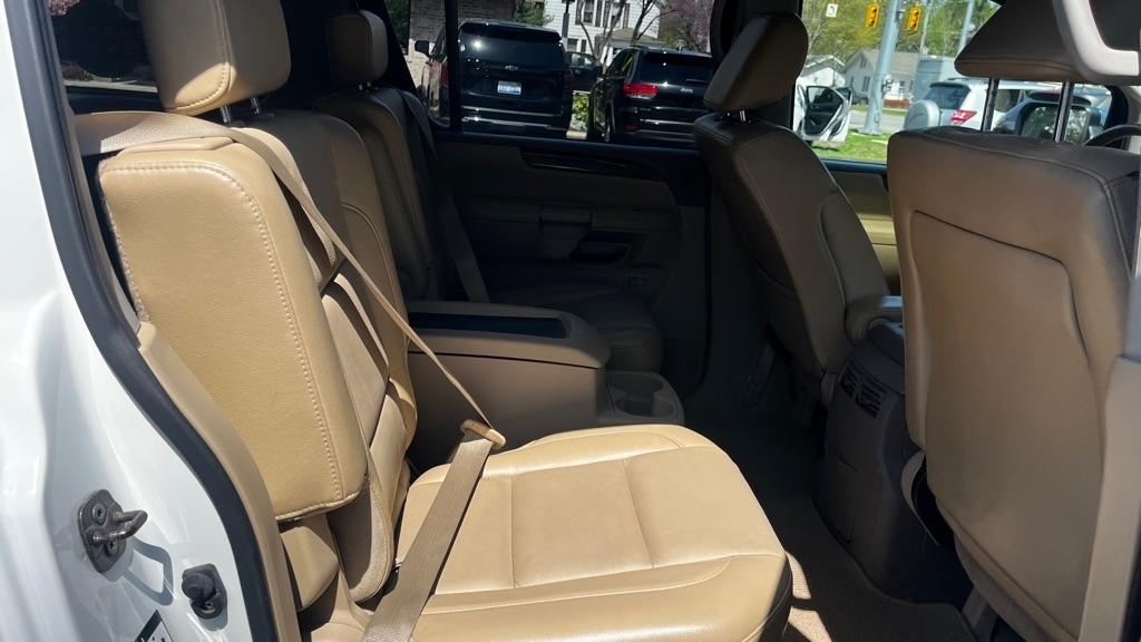 Nissan Armada Platinum 4WD 2011