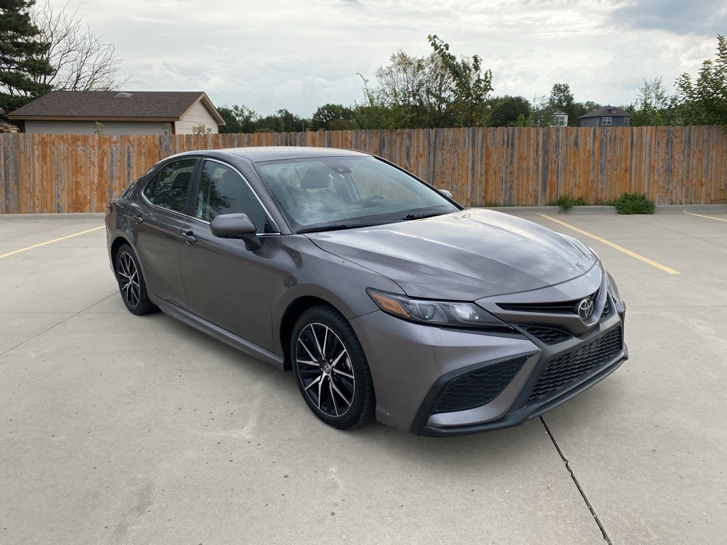 2024 Toyota Camry SE's photo