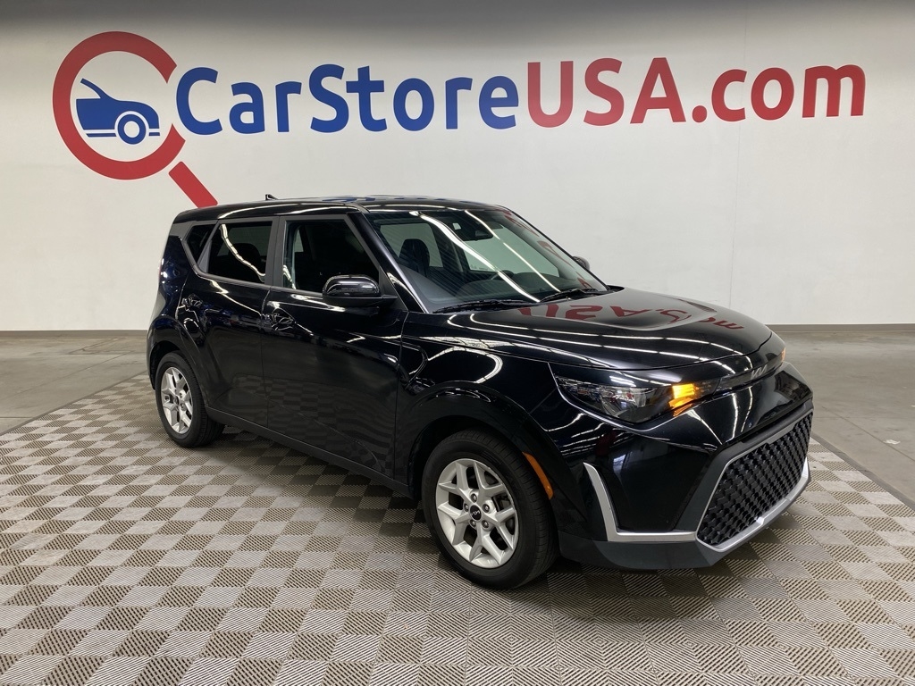 2023 Kia Soul LX's photo