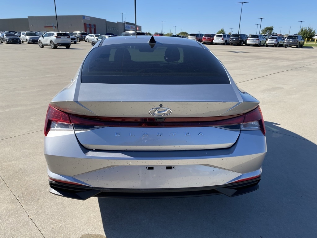 Hyundai Elantra SE 2021