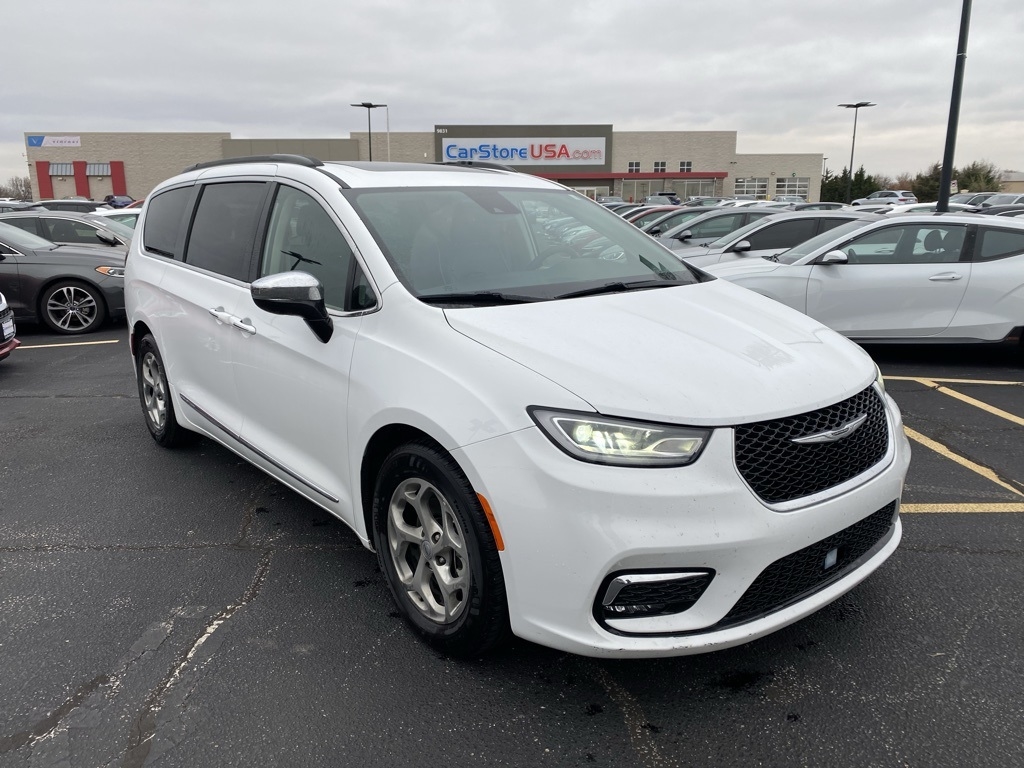 2023 Chrysler Pacifica Limited's photo