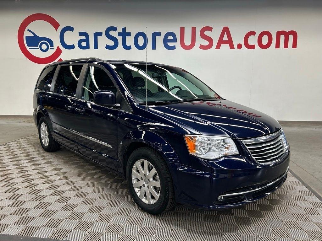 2015 Chrysler Town & Country Touring's photo