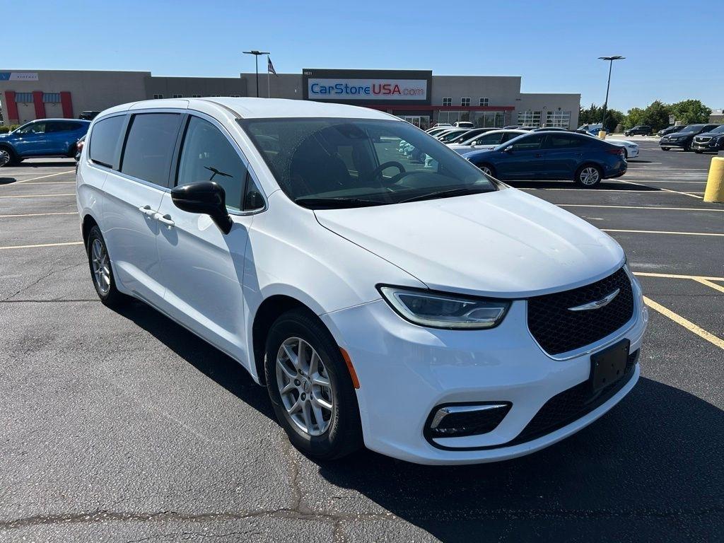 2024 Chrysler Pacifica Touring L's photo