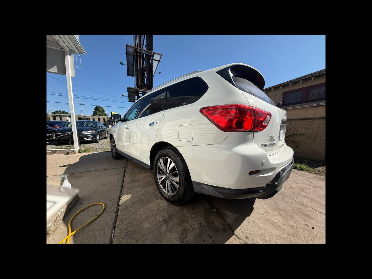 2017 Nissan Pathfinder SV's photo