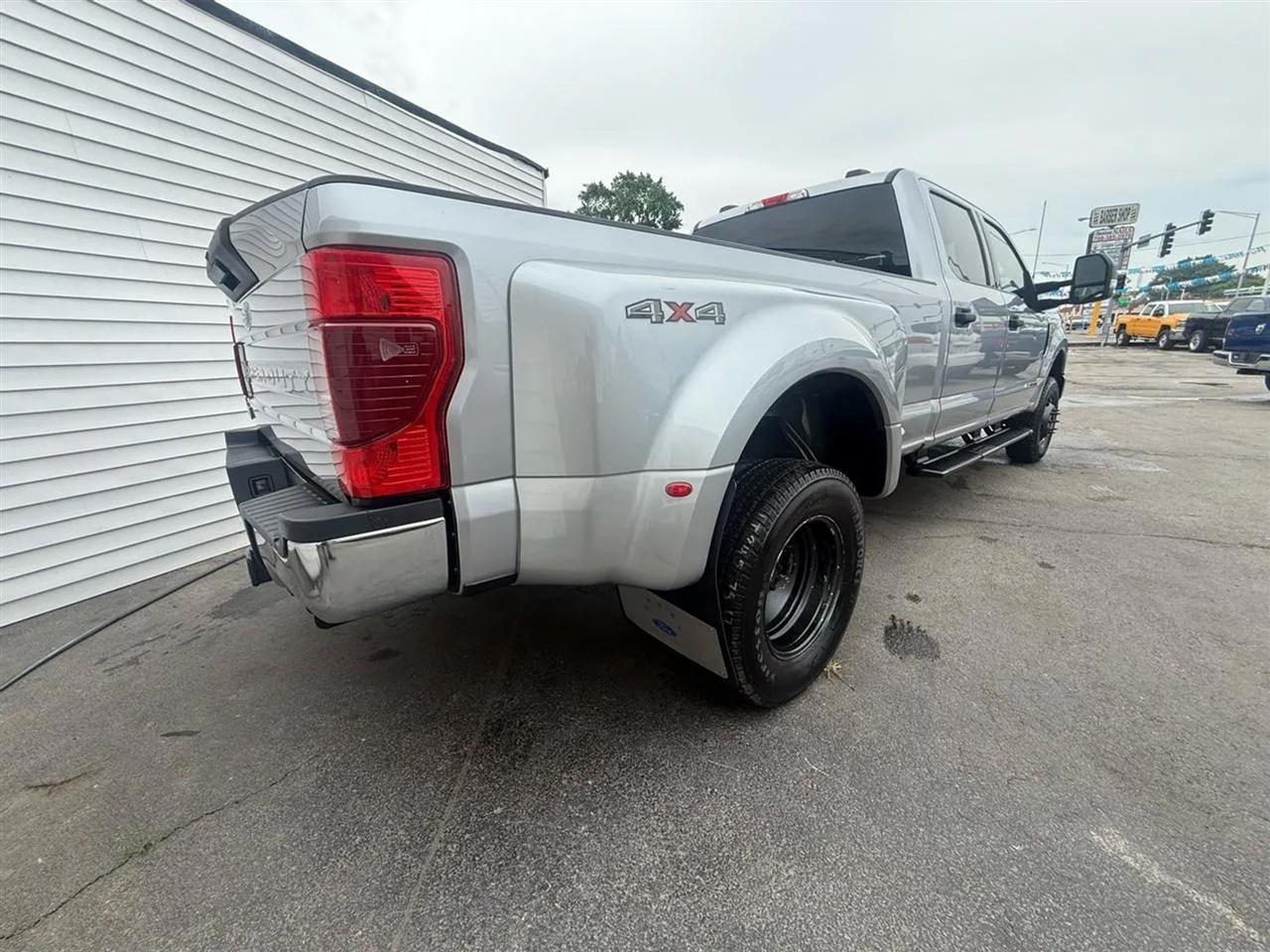 2022 Ford F-350 Super Duty XLT - Photo 18