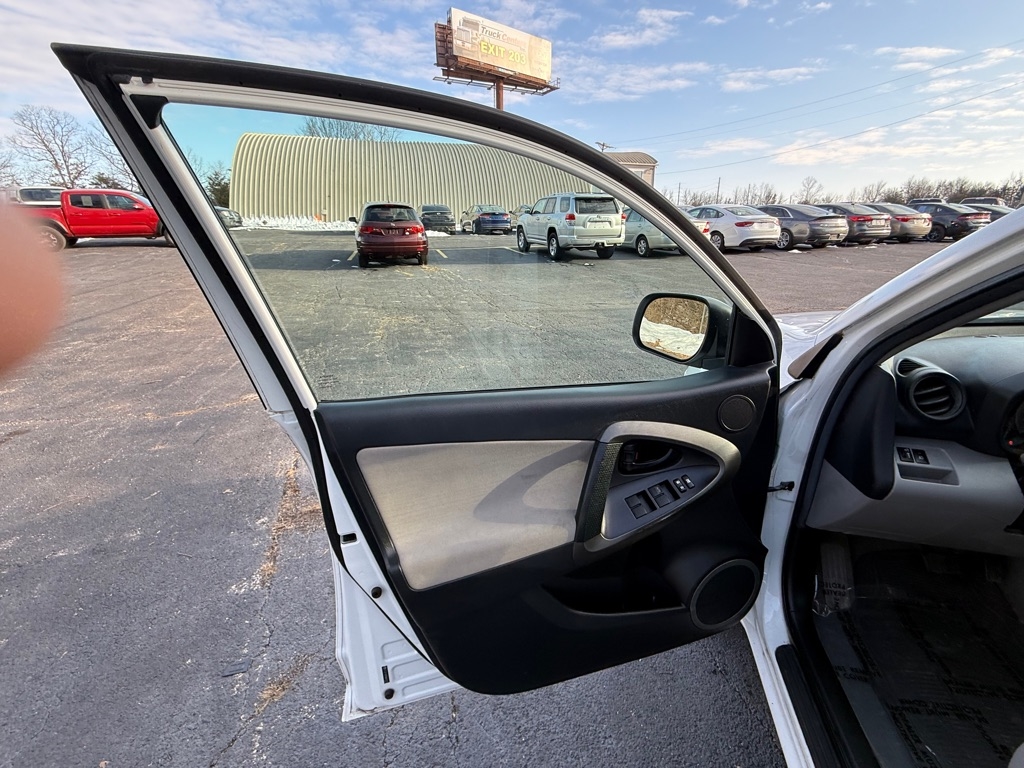 Toyota RAV4 Base I4 2WD 2011