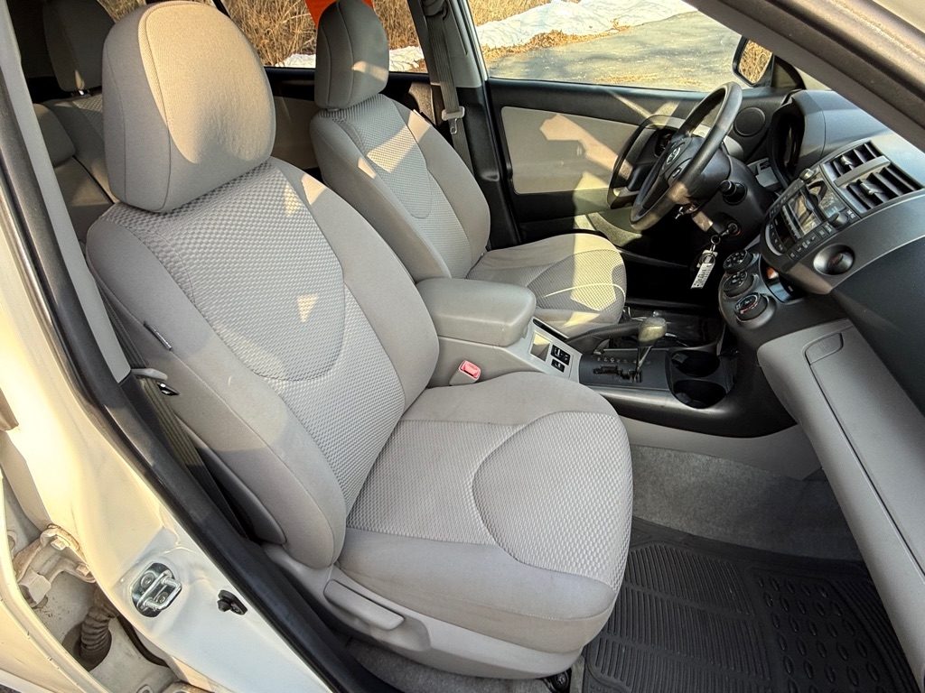 Toyota RAV4 Base I4 2WD 2011