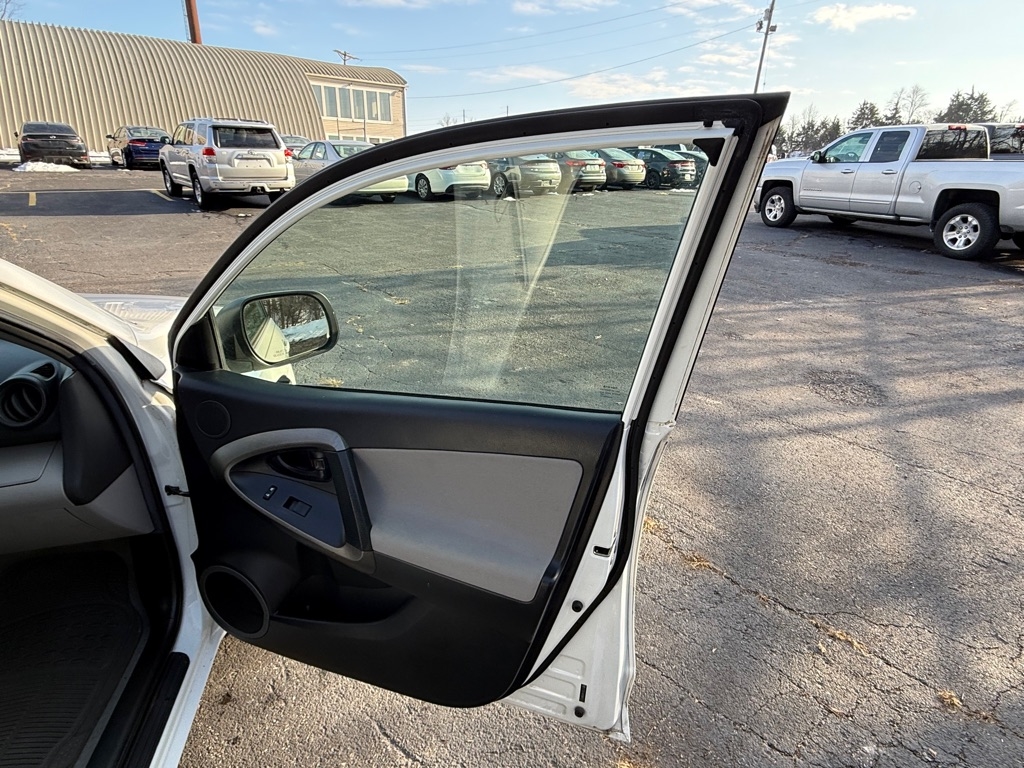 Toyota RAV4 Base I4 2WD 2011