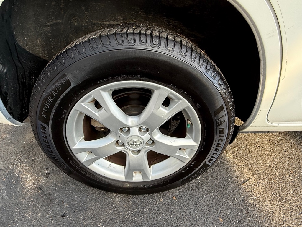 Toyota RAV4 Base I4 2WD 2011