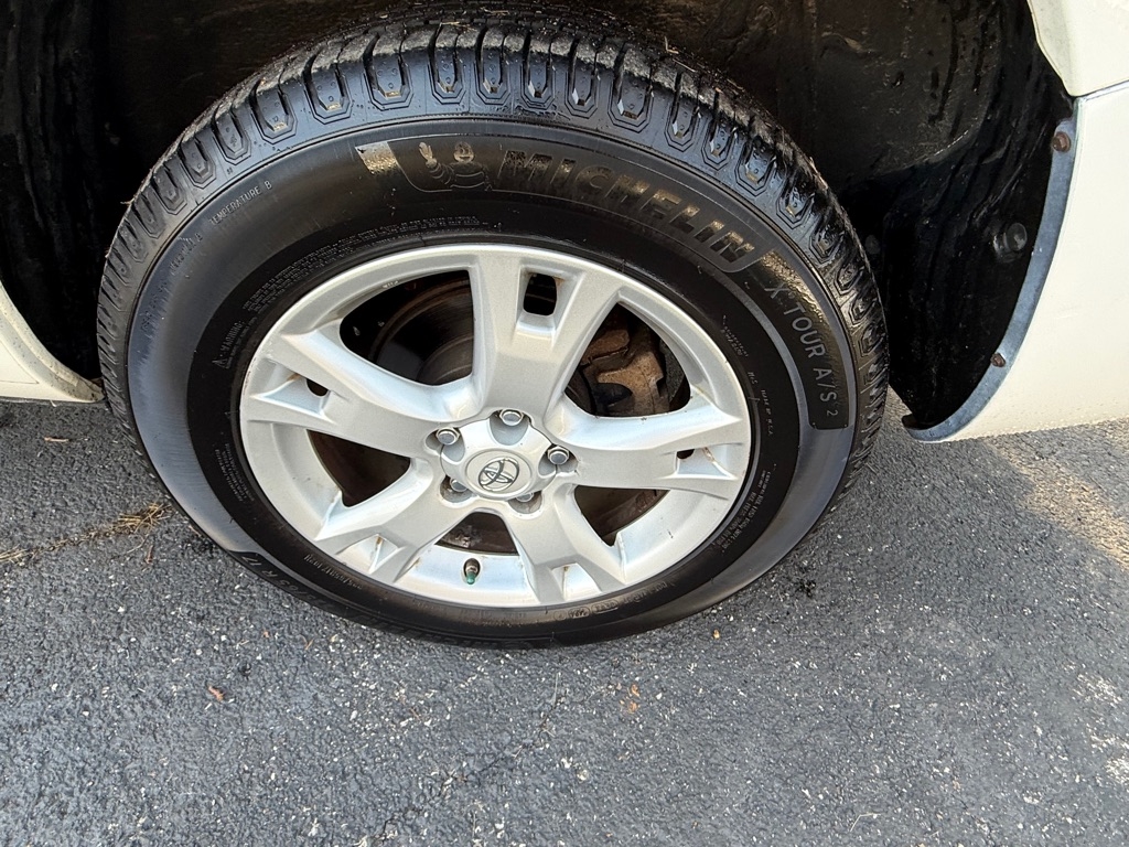 Toyota RAV4 Base I4 2WD 2011