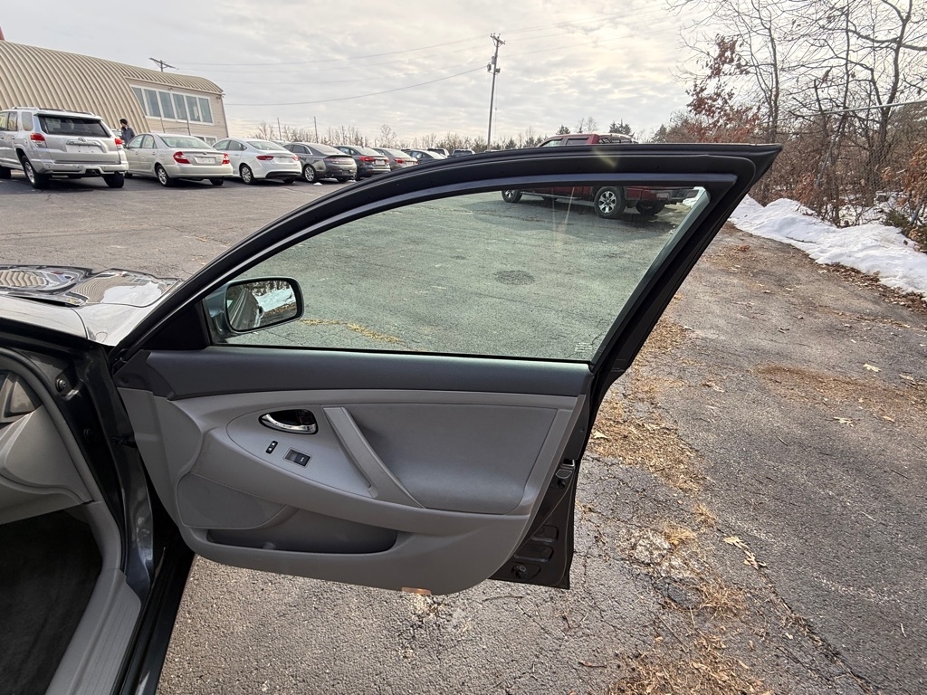 Toyota Camry Base 6-Spd AT 2011