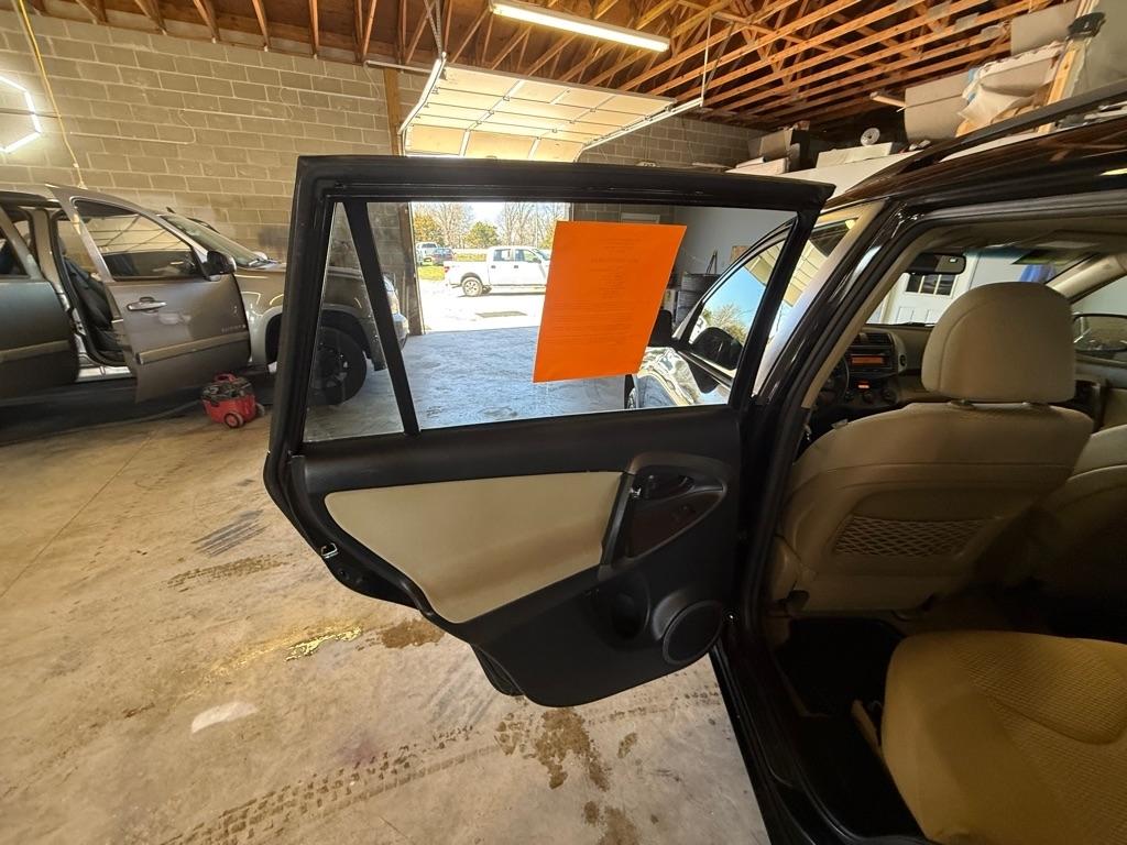 Toyota RAV4 Base I4 2WD 2012