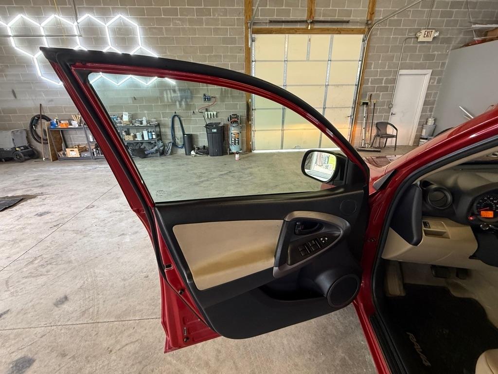 Toyota RAV4 Base I4 2WD 2012