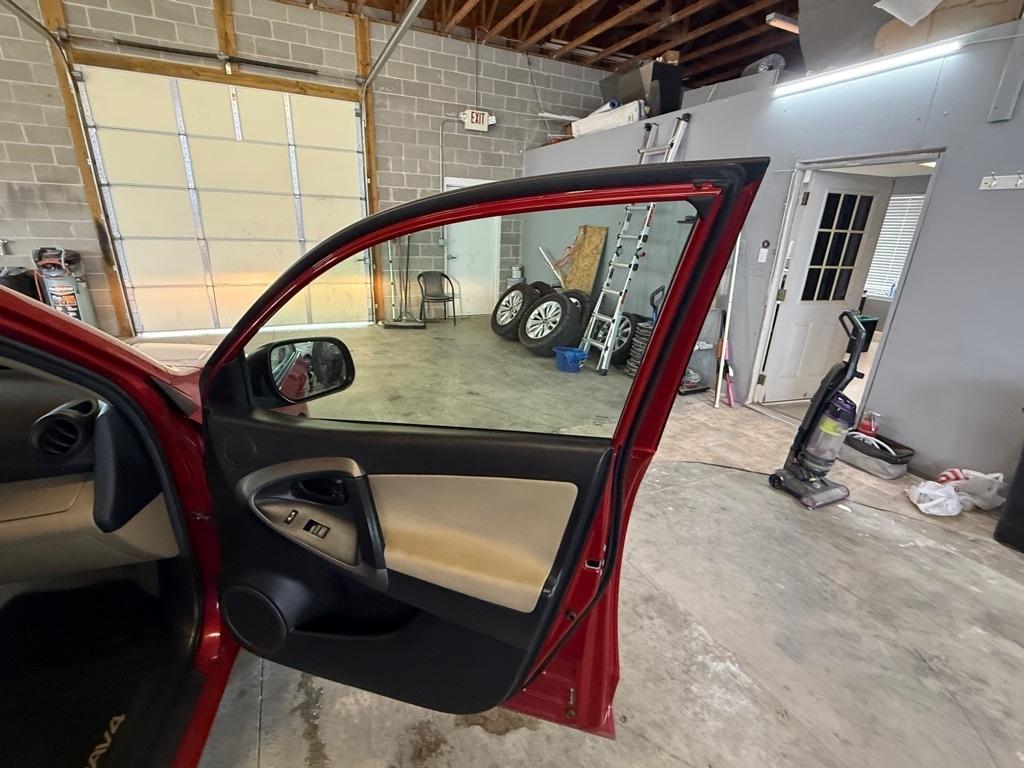 Toyota RAV4 Base I4 2WD 2012