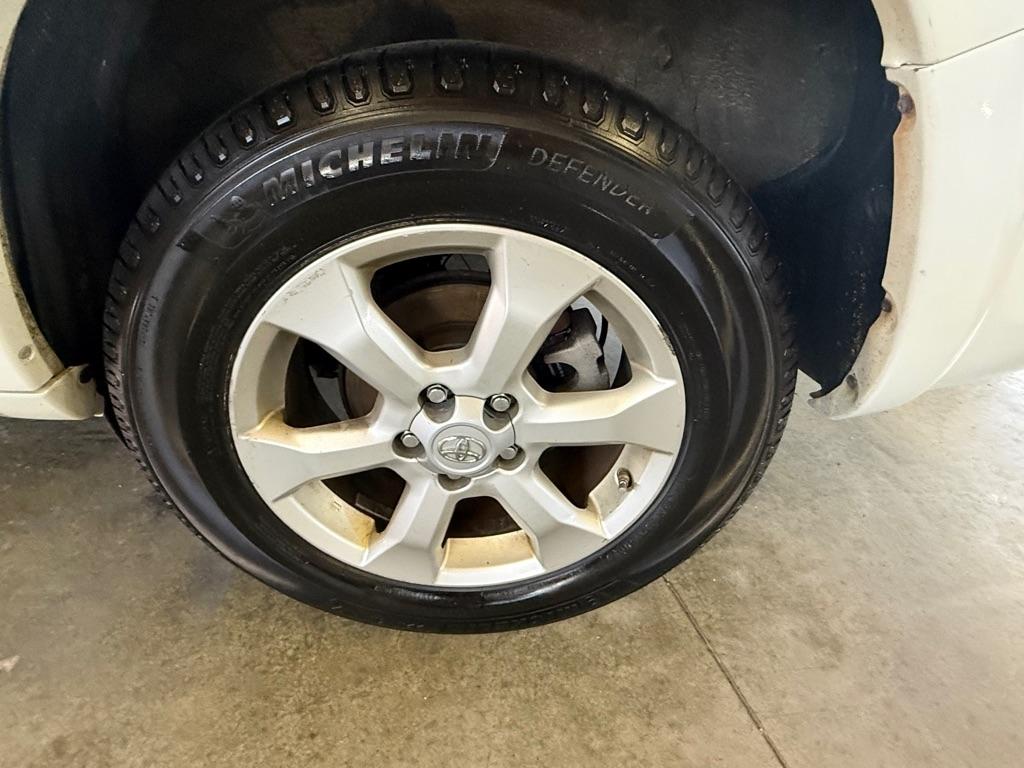 Toyota RAV4 Limited V6 2WD 2009