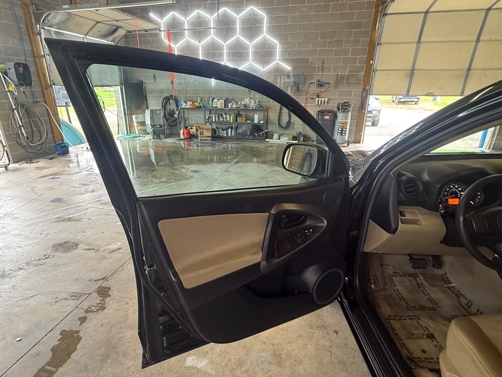Toyota RAV4 Base I4 2WD 2011