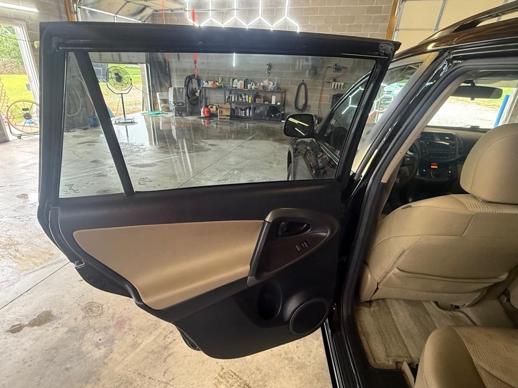 Toyota RAV4 Base I4 2WD 2011