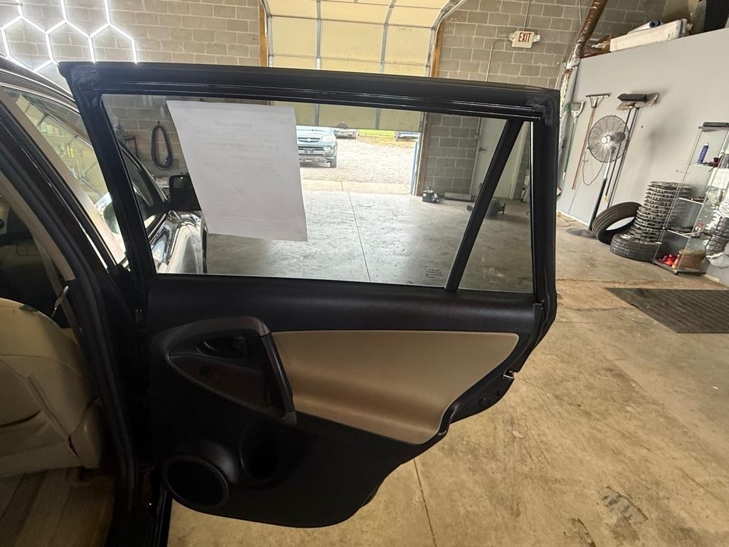 Toyota RAV4 Base I4 2WD 2011