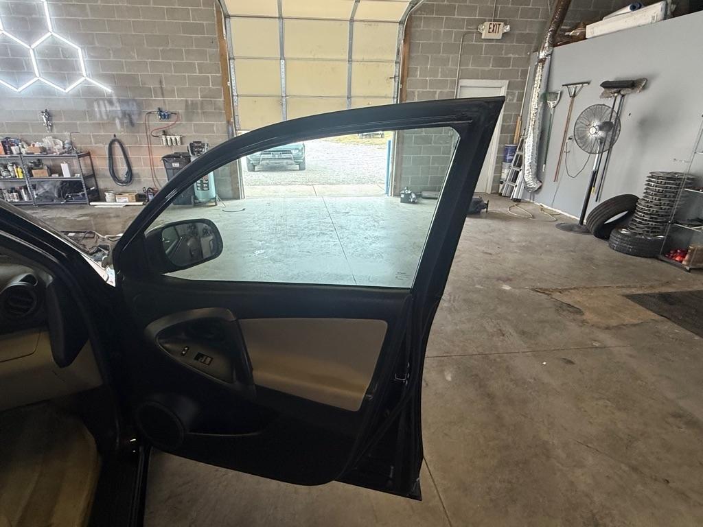 Toyota RAV4 Base I4 2WD 2011