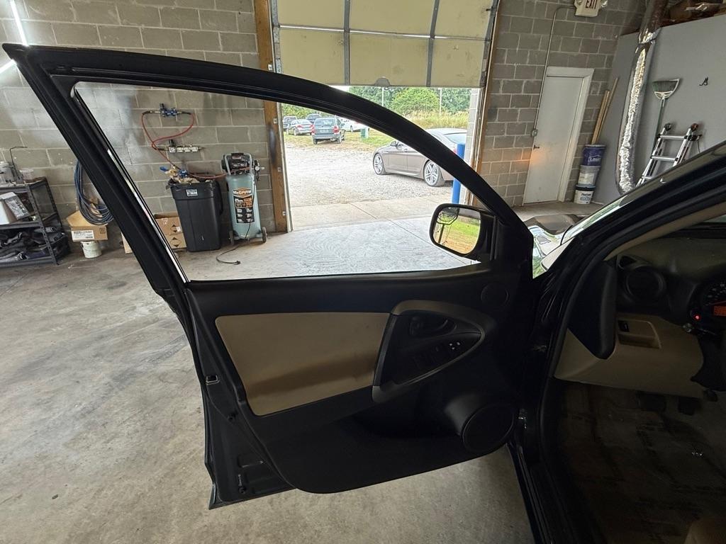 Toyota RAV4 Base I4 2WD 2010