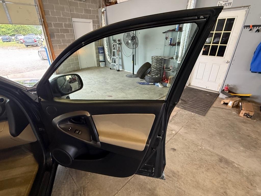 Toyota RAV4 Base I4 2WD 2010