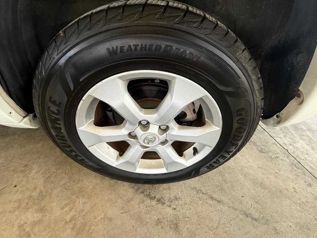 Toyota RAV4  2011