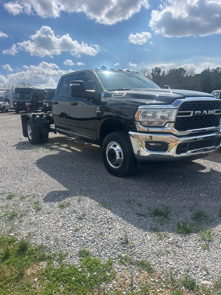 RAM 3500 Tradesman Crew Cab 4WD DRW 2024