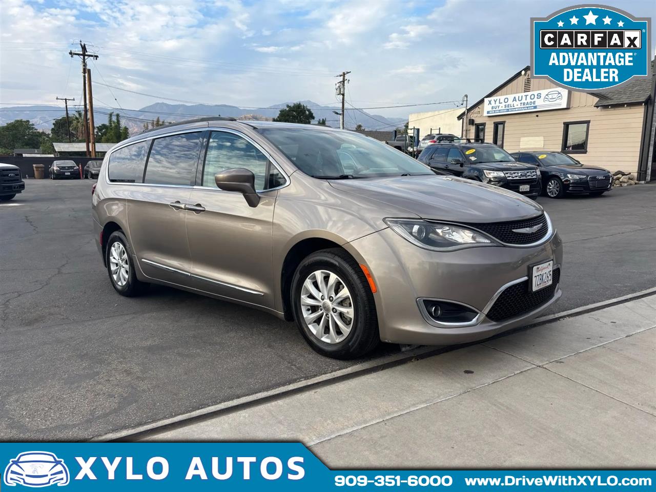 2017 Chrysler Pacifica Touring-L's photo