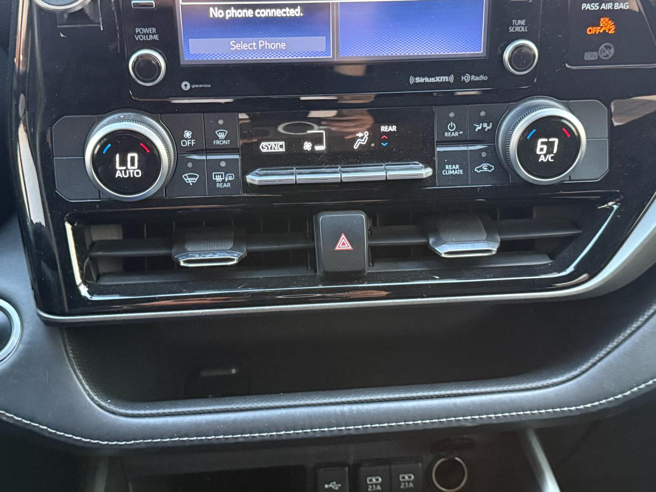 Toyota Highlander LE AWD V6 2021