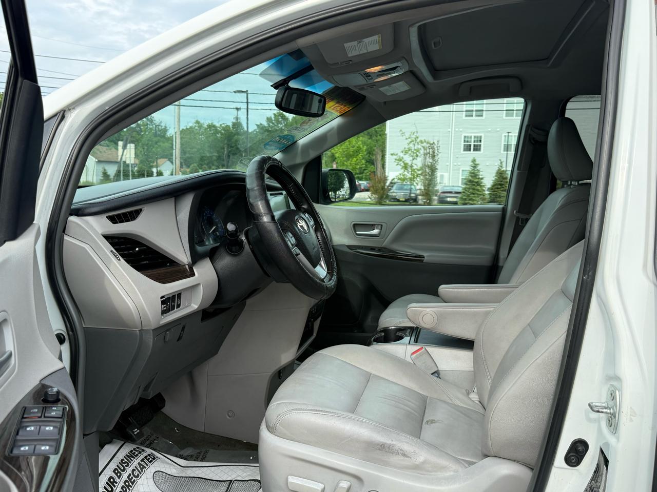 Toyota Sienna XLE 8-Passenger 2017