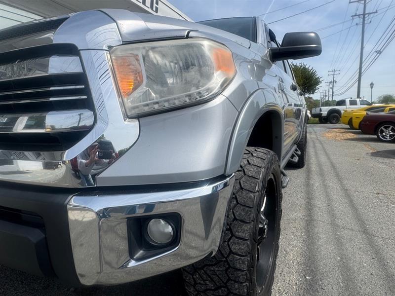 Toyota Tundra SR5 5.7L V8 FFV CrewMax 4WD 2017