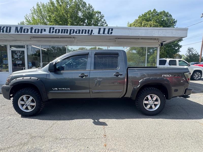 Nissan Titan XE Crew Cab 4WD SWB 2010