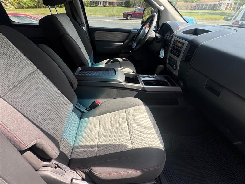 Nissan Titan XE Crew Cab 4WD SWB 2010