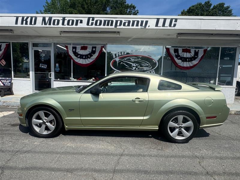 Ford Mustang GT Deluxe Coupe 2005