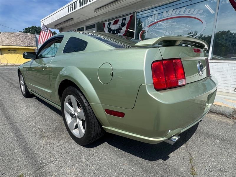 Ford Mustang GT Deluxe Coupe 2005