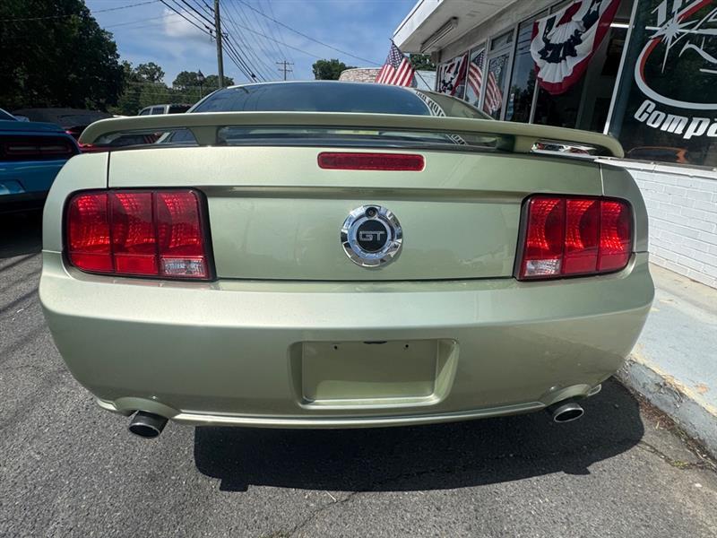 Ford Mustang GT Deluxe Coupe 2005