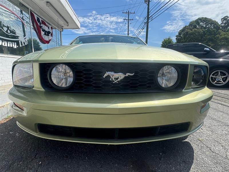 Ford Mustang GT Deluxe Coupe 2005