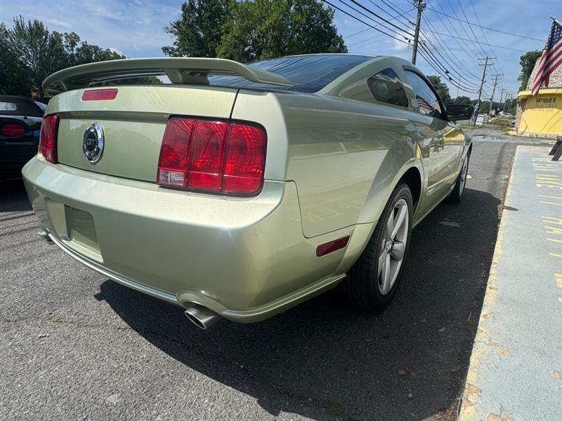 Ford Mustang GT Deluxe Coupe 2005