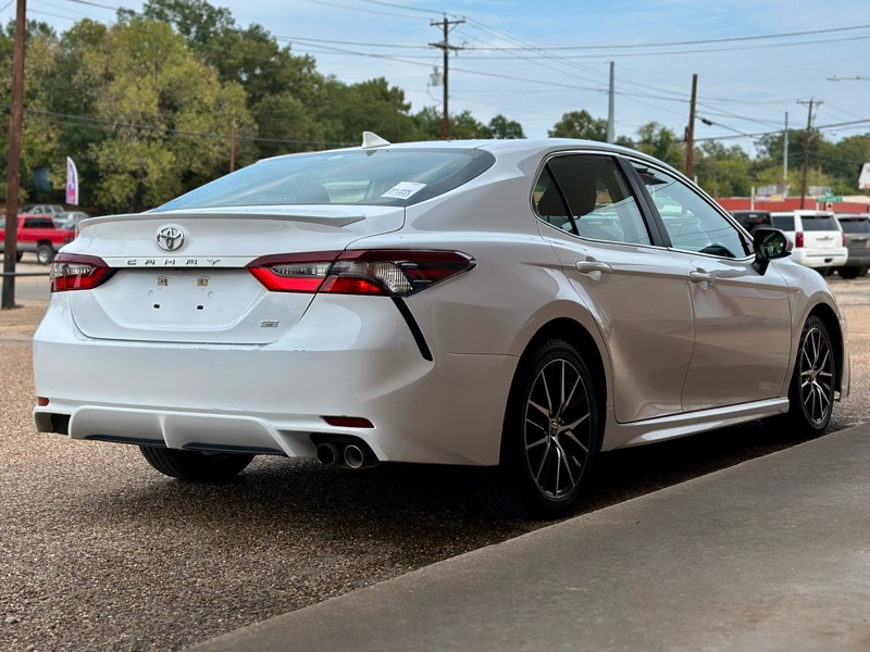 Toyota Camry SE 2021